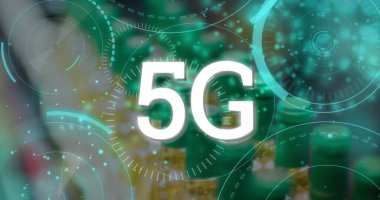 Parlak mavi noktalar için çoklu yuvarlak tarayıcılarda 5G metin pankartı görüntüsü. Küresel ağ ve iş teknolojisi kavramı