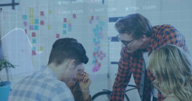 Kafkasyalı iş adamının iş arkadaşlarına planı açıklayan bilgi arayüzü görüntüsü. Dijital bileşim, iş dünyası, rapor, veri, takım çalışması, toplantı, tartışma, fikirler ve ofis.