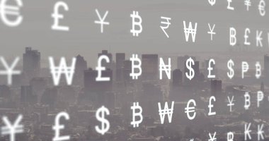 Şehir manzarası üzerinde para birimi sembolleri ve finansal veri işleme resmi. Küresel iş, finans, hesaplama ve veri işleme kavramı dijital olarak oluşturulmuş görüntü.