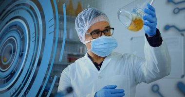 Yükleme çemberleri, bilgisayar dili, maske takan ve sıvıyı inceleyen beyaz bilim adamı. Dijital bileşik, çoklu pozlama, araştırma, kodlama, ilerleme, koruma ve teknoloji kavramı.