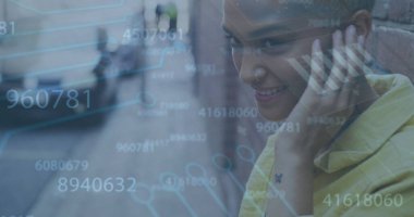 Sayıları değiştirmenin görüntüsü, sokakta müzik dinleyen melez bir kadının veri işlemesi. Teknoloji konsepti