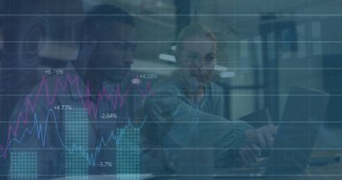 Birden fazla grafik ve çok ırklı meslektaşın ofiste dizüstü bilgisayarla fikirleri tartışırken görüntüsü. Dijital bileşim, iş dünyası, rapor, grafik, finans, ilerleme, takım çalışması, teknoloji, planlama.