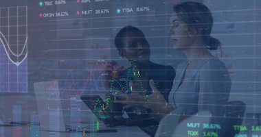 Ofiste tartışan iki farklı kadına karşı borsa veri işleme görüntüsü. Küresel ekonomi ve iş teknolojisi kavramı