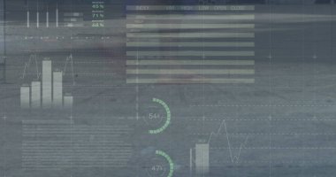 Sokaklarda yürüyen farklı insanların düşük kesiminin üzerindeki bilgi arayüzü görüntüsü. Dijital bileşik, çoklu pozlama, rapor, iş, büyüme, ilerleme, soyut ve küresel kavram.