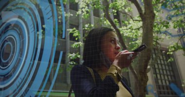 Daireler doldurma görüntüsü, çift ırklı kadın akıllı telefondan konuşuyor. dijital bileşim, iş, ilerleme, kodlama, programlama dili ve teknoloji kavramı.