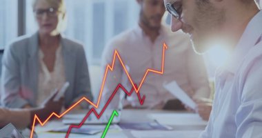 Ofiste dizüstü bilgisayar kullanırken gülümseyen beyaz adam hakkında istatistiksel veri işleme görüntüsü. bilgisayar arayüzü ve iş veri teknolojisi kavramı