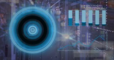 Sunucu odasında daireler, grafikler ve bilgisayar dili yükleme resmi. Dijital bileşik, çoklu pozlama, rapor, iş, ilerleme, kodlama, veri merkezi, ağ ve teknoloji kavramı.