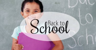 Bu karatahtaya karşı dosya tutan gülümseyen bir okul kızının portresi. Siyah bir arkaplan karşısında beyaz bir afişle okula dönen metnin dijital bir görüntüsü. 