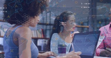 Ofiste çalışan çeşitli iş adamlarının dünya haritası. Küresel iş, finans ve dijital arayüz kavramı dijital olarak oluşturulmuş görüntü.