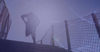 Merdivenlerden yukarı koşan Afro-Amerikan bir adamın düşük açılı görüntüsü ile bağlantılı noktalar. Dijital bileşik, çoklu pozlama, iletişim, soyut, sağlık ve zindelik kavramı.