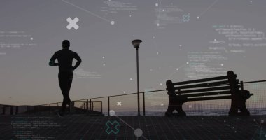 Plajda koşan Afro-Amerikan bir adamın üzerindeki bağlantı noktaları ve bilgisayar dilinin resmi. Dijital bileşik, çoklu pozlama, iletişim, sağlık, fitness, kodlama ve teknoloji konsepti.