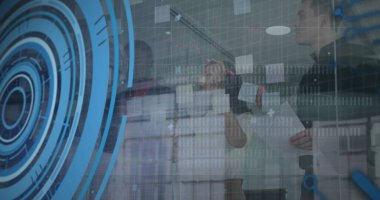 Daireler ve bilgisayar dili yükleme görüntüsü, çeşitli iş arkadaşları stratejiyi tartışıyor. Dijital bileşik, çoklu pozlama, iş, ilerleme, takım çalışması, kodlama ve teknoloji kavramı.