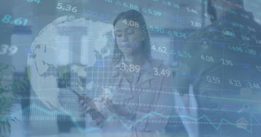 Borsa veri işleme görüntüsü ve çeşitli erkek ve kadınların ofiste tartıştığı dünya. Küresel ekonomi ve iş teknolojisi kavramı