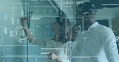 Ofisteki beyaz tahtaya yazı yazan erkek ve kadın meslektaşların görüntüsü. Bilgisayar arayüzü ve iş teknolojisi kavramı