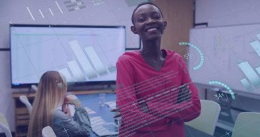 Afrikalı Amerikalı iş kadınının ofisindeki mali veri işleme görüntüsü. Küresel finans, iş, bağlantılar, hesaplama ve veri işleme kavramı dijital olarak oluşturuldu.