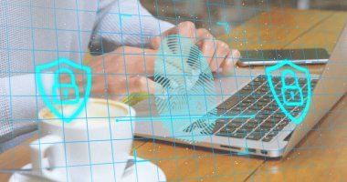 Parmak izi görüntüsü, kalkanlarda asma kilit beyaz adamın dizüstü bilgisayarında çalışıyor. Dijital bileşik, çoklu pozlama, koruma, biyometrik, güvenlik ve teknoloji kavramı.