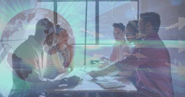 Ofiste çalışan çeşitli iş adamlarının üzerinde küresel ve bilgisayar devre kartı görüntüsü. Küresel iş, teknoloji ve dijital arayüz kavramı dijital olarak oluşturulmuş görüntü.