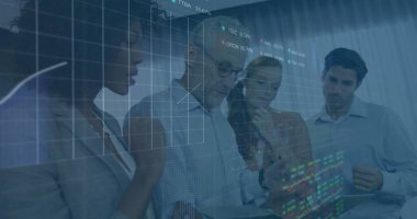 Ofiste dizüstü bilgisayarla tartışan çeşitli iş adamlarının borsa veri işleme görüntüsü. Küresel ekonomi ve iş veri teknolojisi kavramı