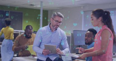 Ofiste çalışan farklı iş adamlarının ikonlarıyla olan bağlantı ağının görüntüsü. Küresel iş, finans ve dijital arayüz kavramı dijital olarak oluşturulmuş görüntü.