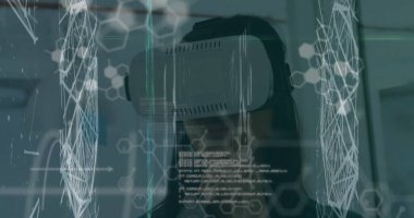 VR kulaklık kullanan iki ırklı iş kadınının veri işleme ve şekillendirme görüntüsü. Küresel iş, teknoloji ve dijital arayüz kavramı dijital olarak oluşturulmuş görüntü.