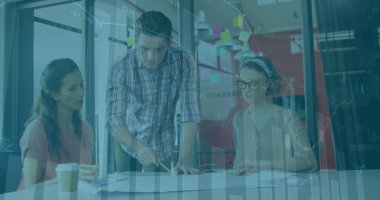 İstatistiksel veri işleme görüntüsü. Muhtelif meslektaşlar ofiste bir plan üzerinde tartışıyorlar. Bilgisayar arayüzü ve iş veri teknolojisi kavramı