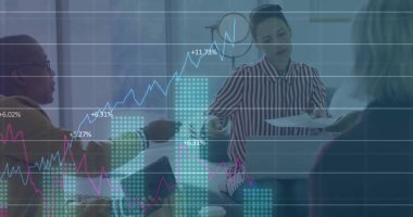 Çeşitli iş adamlarının konuştuğu veri işleme ve diyagramın görüntüsü. Küresel iş ve dijital arayüz kavramı, dijital olarak oluşturulmuş görüntü.