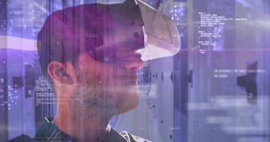 Beyaz erkek sanal gerçeklik kulaklığı takıyor, dijital verileri araştırıyor. Koyu renk gömlek giyiyor, kısa kahverengi saçlı sanal ortamları inceliyor.