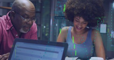 Ofiste çalışan çeşitli iş adamlarının finansal veri işleme görüntüsü. Küresel iş, finans ve dijital arayüz kavramı dijital olarak oluşturulmuş görüntü.