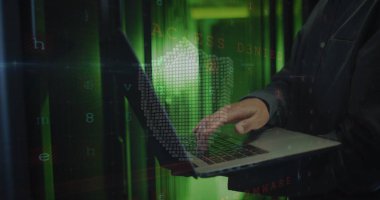 Asyalı bir adamın dizüstü bilgisayarla veri işleme görüntüsü. Küresel iş, finans, bulut hesaplama ve veri işleme kavramı dijital olarak oluşturuldu.