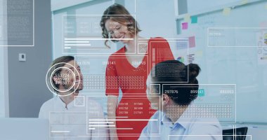 Ofisteki çeşitli iş adamlarıyla ilgili finansal veri işleme resmi. Küresel iş, finans, hesaplama ve veri işleme kavramı dijital olarak oluşturulmuş görüntü.