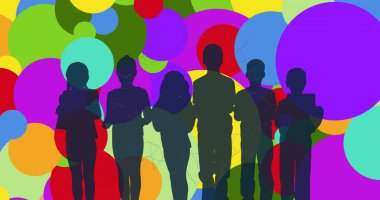 Pembe arka plandaki renkli noktalara karşı bir grup çocuğun silueti. Okul ve eğitim kavramı