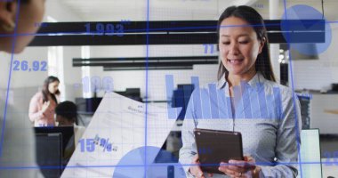 İstatistiksel veri işleme görüntüsü. Asyalı bir kadın, ofisteki çeşitli kadınlarla tartışıyor. Bilgisayar arayüzü ve iş veri teknolojisi kavramı