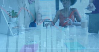 Ofisteki çeşitli iş adamlarıyla ilgili finansal veri işleme resmi. Küresel finans, iş, bağlantılar, hesaplama ve veri işleme kavramı dijital olarak oluşturuldu.