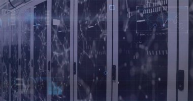 Modern sunucu raflarının dijital verilerle örtüşmesi veri merkezini akla getiriyor. Gelişmiş ekipman ve bilişim operasyonlarını destekleyen altyapıya sahip yüksek teknoloji ortamı