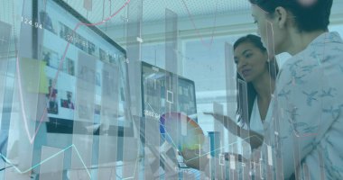 İki farklı kadın moda tasarımcısına karşı istatistiksel veri işleme görüntüsü. Moda tasarımı ve iş dünyası veri teknolojisi kavramı