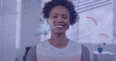 Afrikalı Amerikalı iş kadınının ofisindeki mali veri işleme görüntüsü. Küresel finans, iş, bağlantılar, hesaplama ve veri işleme kavramı dijital olarak oluşturuldu.