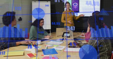 Çoklu grafikler, değişen numaralar, ekranda stratejiyi açıklayan çeşitli kadın resimleri. Dijital bileşim, rapor, iş, büyüme, tartışma, takım çalışması ve teknoloji kavramı.