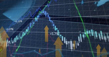 Yukarı doğru turuncu oklar, küre, grafikler ve kara arkaplanda veri işleme. İş, küresel iletişim, veri ve dijital arayüz teknolojisi, dijital olarak oluşturulmuş görüntü.