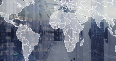 Sunucu odasındaki sunucu raflarındaki ikili kodlar üzerinden harita ve bilgisayar dili resmi. Dijital bileşik, çoklu pozlama, küresel, kodlama, veri merkezi, ağ, teknoloji kavramı.