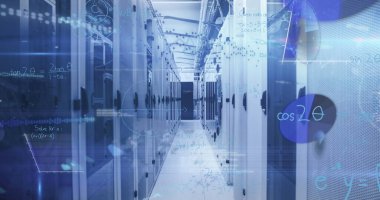 Bilgisayar sunucu odasına karşı veri işleme ve matematiksel denklemlerin resmi. Bilgisayar arayüzü ve iş veri depolama teknolojisi kavramı