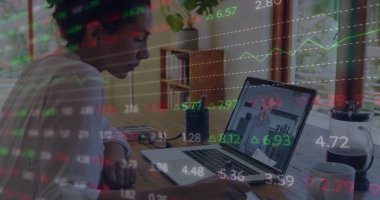 Laptop 'ta rapor tartışan farklı iş arkadaşlarının rengarenk ticaret kurulu görüntüsü. Dijital bileşik, çoklu pozlama, iş, planlama, takım çalışması, borsa ve teknoloji kavramı.