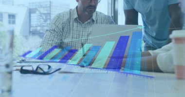 Ofisteki çeşitli iş adamlarıyla ilgili istatistik ve veri işleme görüntüleri. Küresel iş, finans, bilgisayar ve veri işleme kavramı dijital olarak oluşturulmuş görüntü.