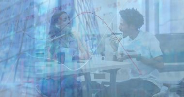 İstatistiksel veri işleme görüntüsü. Ofiste birlikte yemek yiyen kadın ve erkek arasında. İş veri teknolojisi kavramı