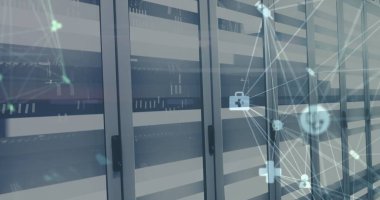 Bilgisayar sunucu odasında dönen tıbbî simgelerin ve ışık izlerinin görüntüsü. Tıbbi araştırma ve iş veri depolama teknolojisi kavramı