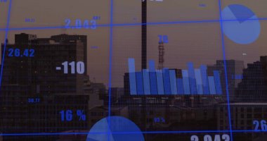 Sayıları değiştirmenin ve gökyüzüne karşı modern binaların üzerinde birden fazla grafik çizmenin görüntüsü. Dijital bileşik, çoklu pozlama, rapor, iş, büyüme ve mimari kavram.