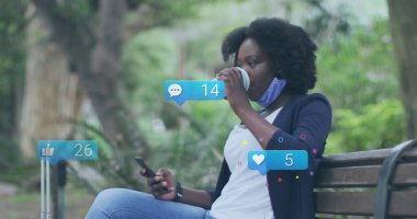 Sosyal medya simgeleri ve akıllı telefon kullanan Afro-Amerikan kadın hakkındaki veriler. Küresel finans, iş, bağlantılar, hesaplama ve veri işleme kavramı dijital olarak oluşturuldu.