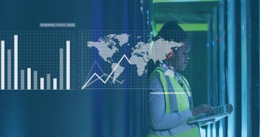 Bilgisayar sunucularıyla Afro-Amerikan kadının veri işleme görüntüsü. Küresel siber güvenlik, bilgisayar, dijital arayüz ve veri işleme kavramı dijital olarak oluşturuldu.