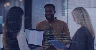 Ofiste ayakta duran ve fikirleri paylaşan çeşitli iş arkadaşlarının bilgisayar dili görüntüsü. Dijital bileşik, çoklu pozlama, planlama, takım çalışması, tartışma, kodlama ve teknoloji konsepti.