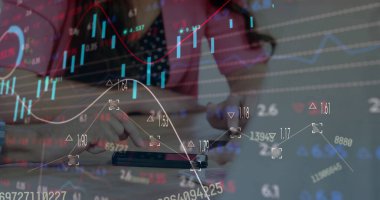 Çeşitli arkadaşlar, akıllı telefondan borsa eğilimlerini analiz ediyorlar. Mavi gömlekli melez erkek ve kırmızı bluzlu beyaz kadın, mali verilere odaklanıyor.