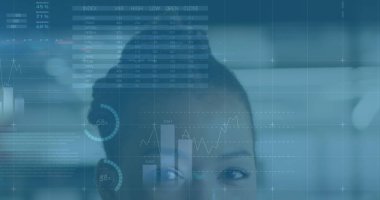 İstatistiksel veri, ofisteki Afrikalı Amerikalı bir kadının portresi üzerinde işleniyor. Bilgisayar arayüzü ve iş veri teknolojisi kavramı